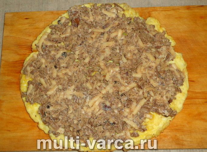 Закусочний рулет з омлету з печінкою та сиром