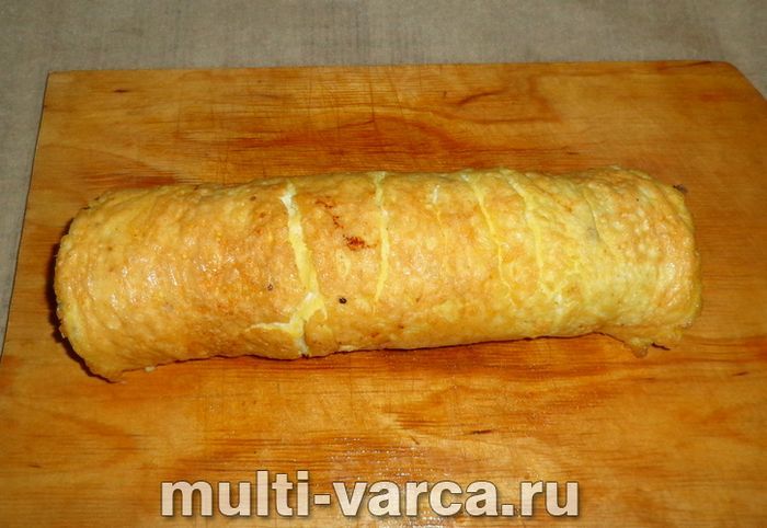 Закусочний рулет з омлету з печінкою та сиром