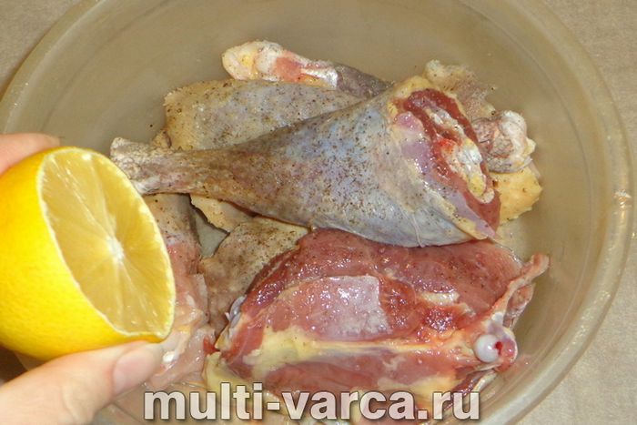 Цесарка в духовці в рукаві