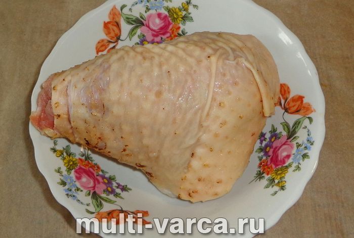 Гомілка індички з картоплею в мультиварці