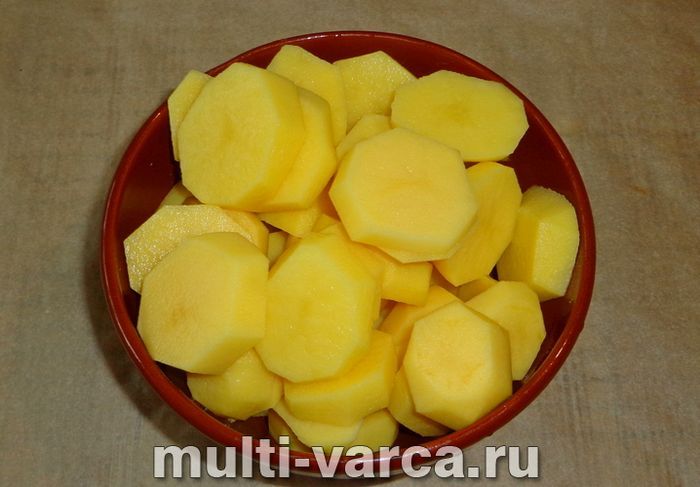 Гомілка індички з картоплею в мультиварці