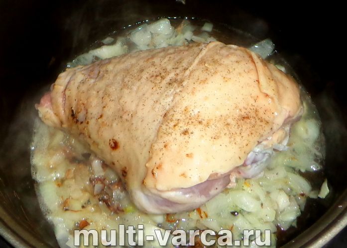 Гомілка індички з картоплею в мультиварці