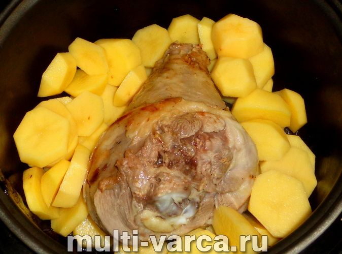 Гомілка індички з картоплею в мультиварці