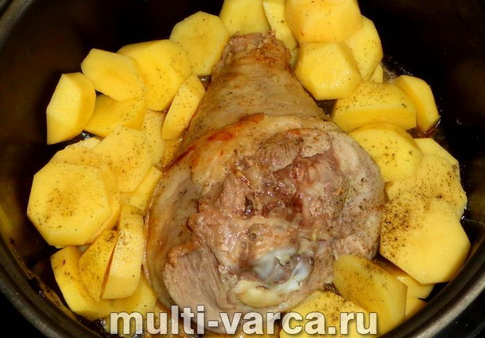 Гомілка індички з картоплею в мультиварці