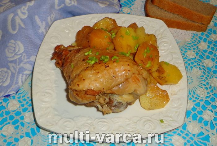 Гомілка індички з картоплею в мультиварці