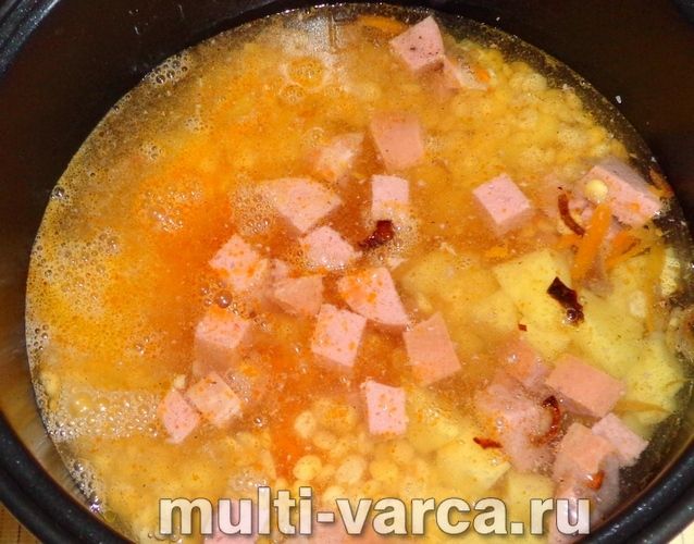Гороховий суп із ковбасою в мультиварці