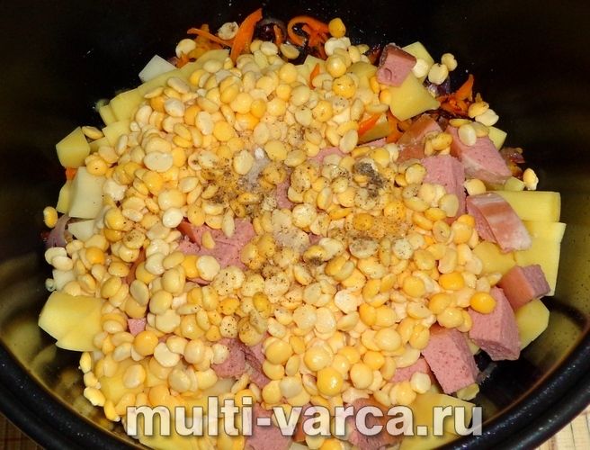 Гороховий суп із ковбасою в мультиварці