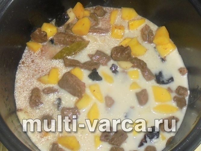Гусяче філе тушковане з картоплею та чорносливом