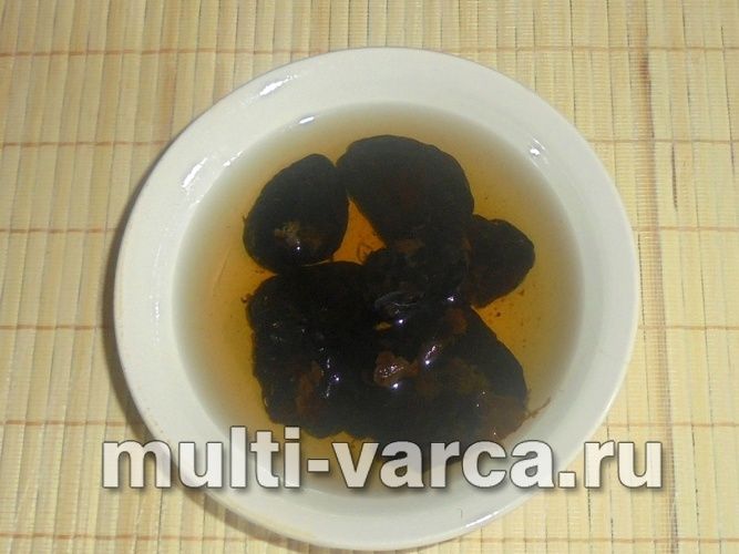 Гусяче філе тушковане з картоплею та чорносливом