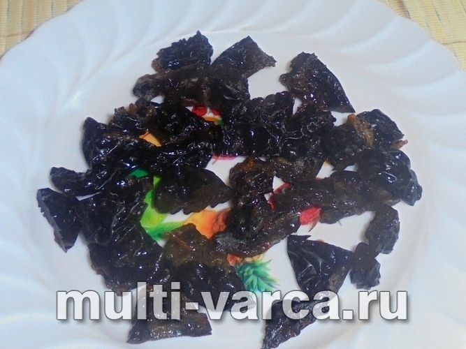 Гусяче філе тушковане з картоплею та чорносливом