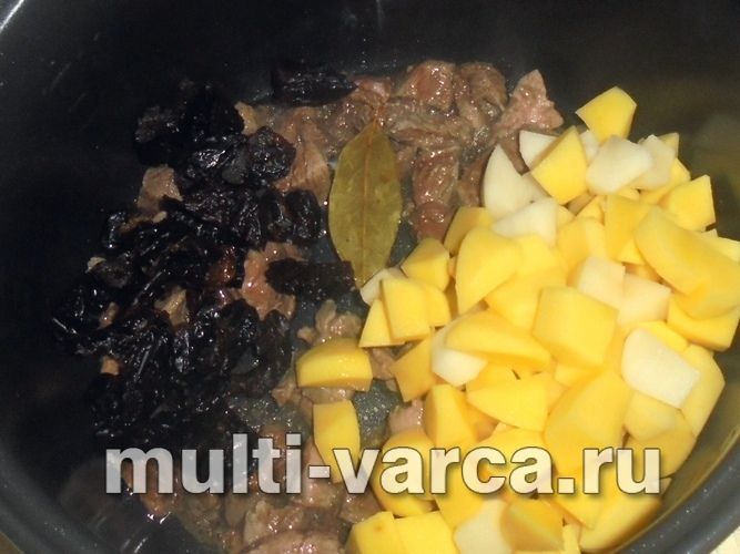 Гусяче філе тушковане з картоплею та чорносливом