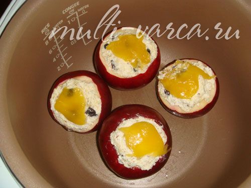 Яблука, запечені з сиром, родзинками та горіхами