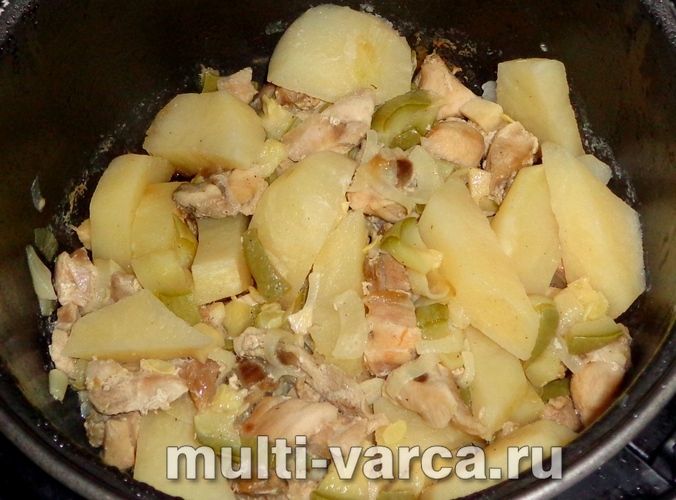 Кабачки з м'ясом і картоплею в мультиварці
