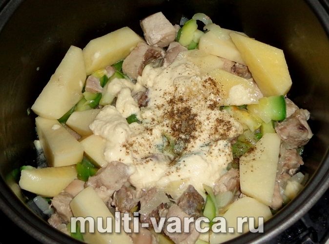 Кабачки з м'ясом і картоплею в мультиварці