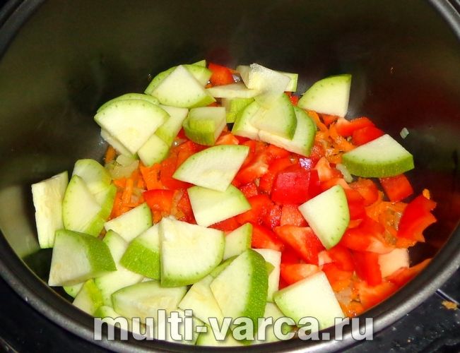 Кабачки з перцем у мультиварці