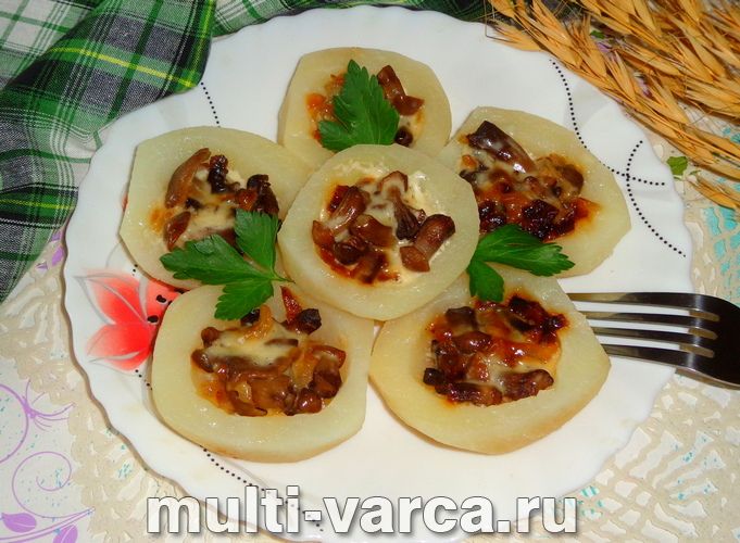 Картопля, фарширована грибами в мультиварці