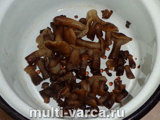 Картопля, фарширована грибами в мультиварці