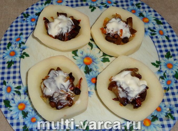 Картопля, фарширована грибами в мультиварці
