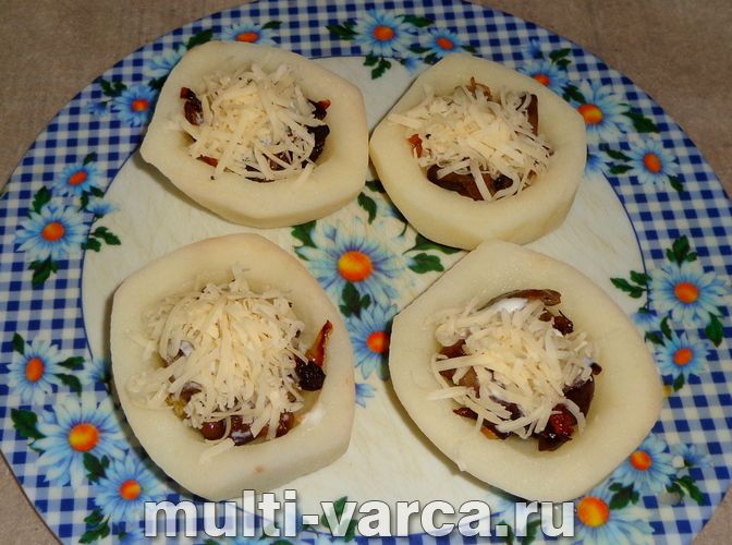 Картопля, фарширована грибами в мультиварці