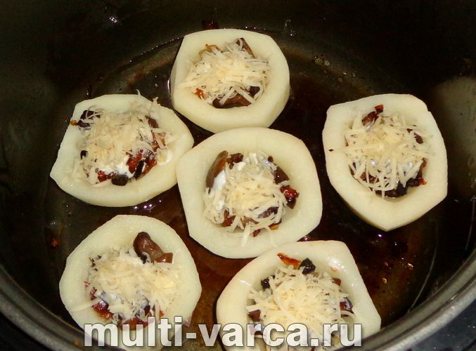 Картопля, фарширована грибами в мультиварці