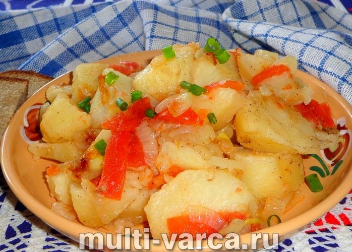 Картопля в мультиварці з цибулею і помідорами