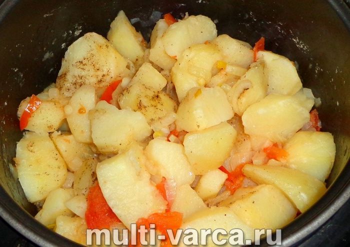 Картопля в мультиварці з цибулею і помідорами