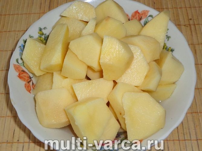 Картопля в мультиварці з цибулею і помідорами