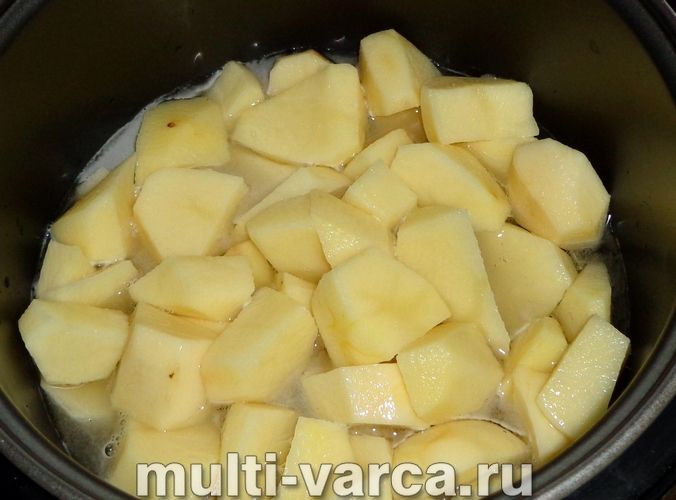Картопля в мультиварці з цибулею і помідорами