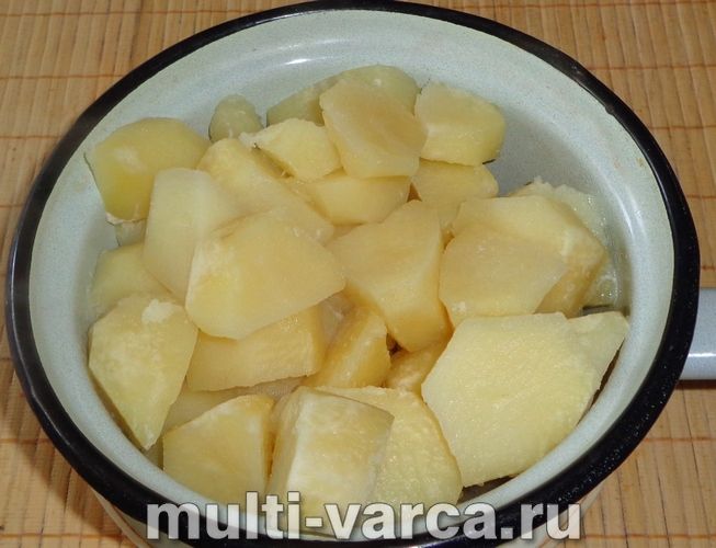 Картопля в мультиварці з цибулею і помідорами