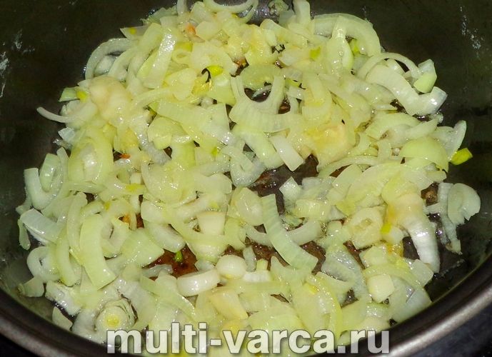 Картопля в мультиварці з цибулею і помідорами