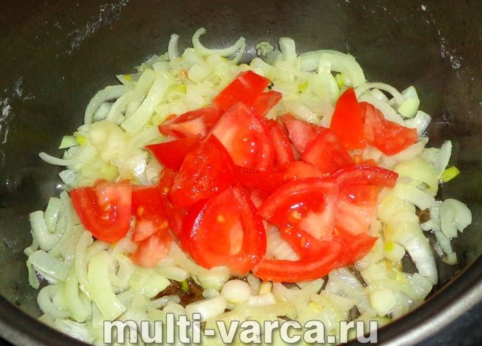 Картопля в мультиварці з цибулею і помідорами