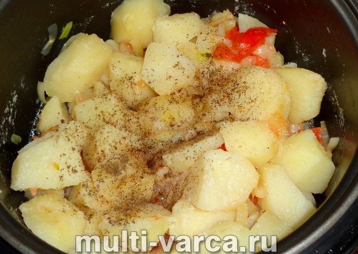 Картопля в мультиварці з цибулею і помідорами
