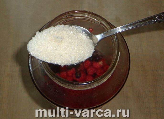 Компот із чорної смородини з малиною на зиму