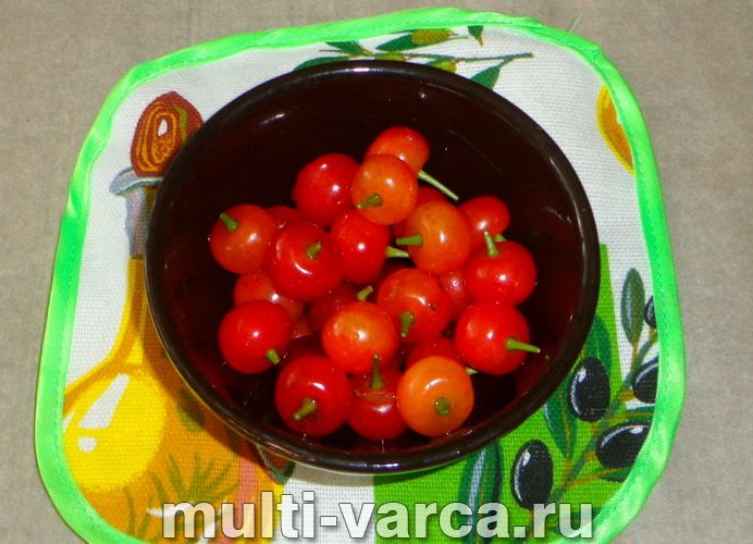 Компот із вишні та аґрусу