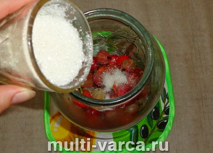 Компот із вишні та аґрусу