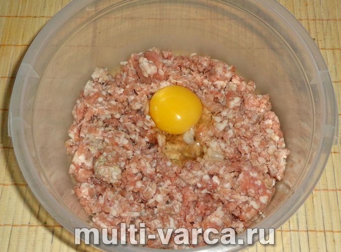 Котлети із сирною начинкою на сковороді