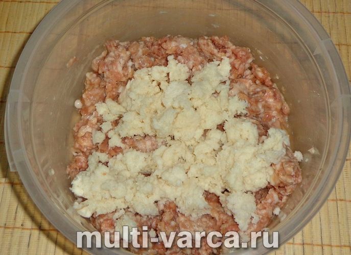 Котлети із сирною начинкою на сковороді