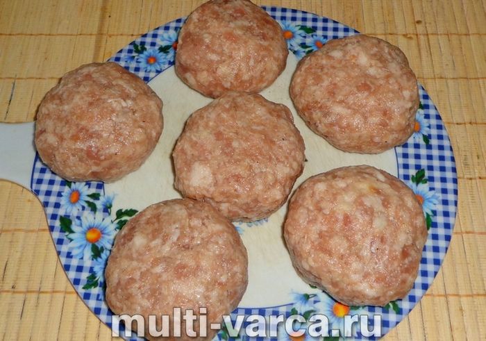 Котлети із сирною начинкою на сковороді