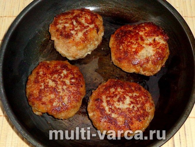 Котлети із сирною начинкою на сковороді