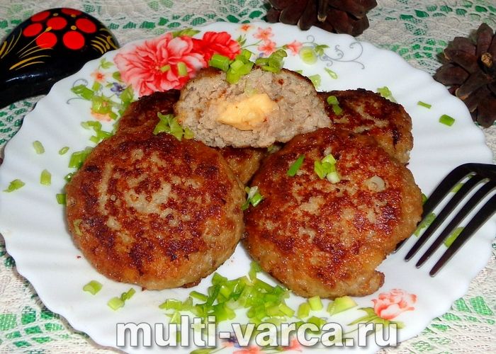 Котлети із сирною начинкою на сковороді