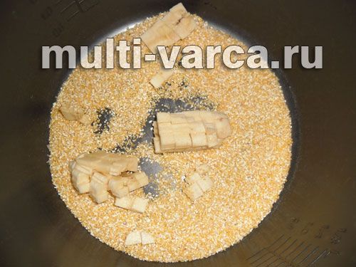 Кукурудзяна каша з курагою та бананом