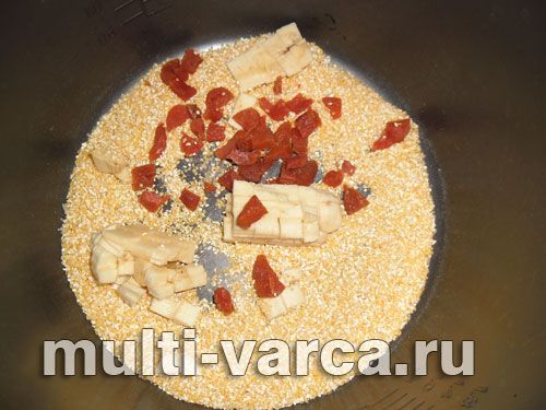 Кукурудзяна каша з курагою та бананом