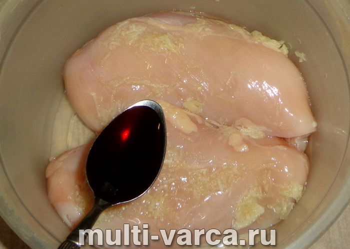 Куряча грудка в соєвому соусі в мультиварці