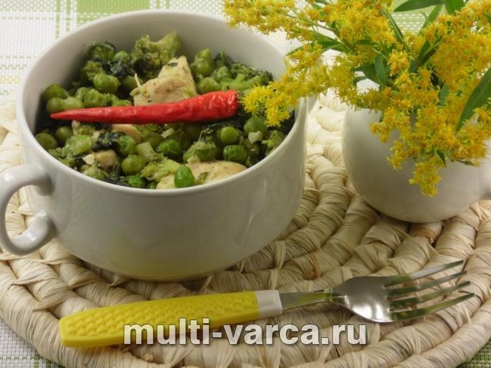 Курка із зеленим овочевим рагу із зеленими овочами