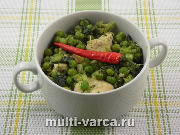 Курка із зеленим овочевим рагу із зеленими овочами