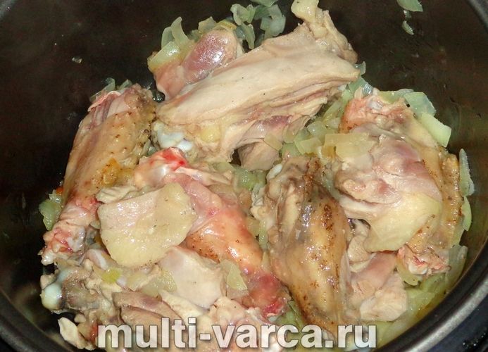 Курка з гарбузом і капустою в мультиварці