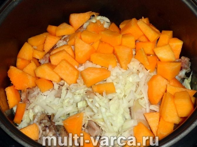 Курка з гарбузом і капустою в мультиварці