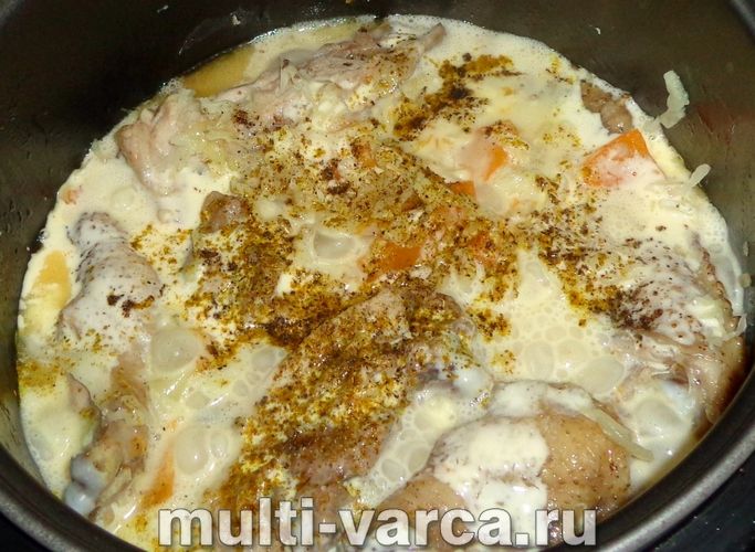 Курка з гарбузом і капустою в мультиварці