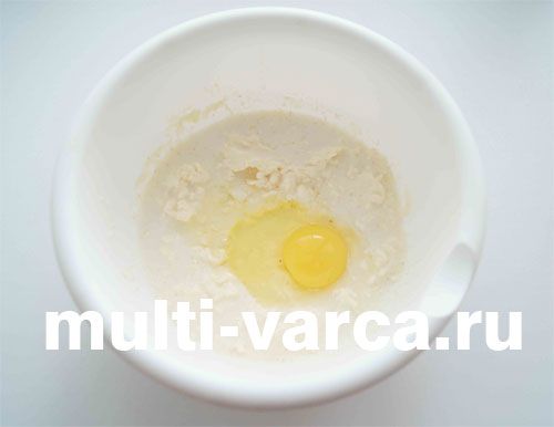 Манна шарлотка з фініками в мультиварці