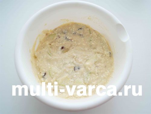 Манна шарлотка з фініками в мультиварці